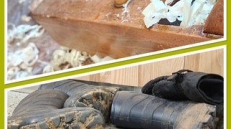 Holzspäne und dreckige Gummistiefel